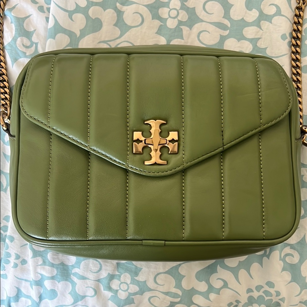Tory Burch Kira Camera bag in Green Quilted Leather Crossbody Bag